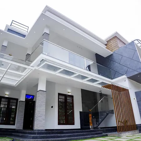 Teak And Lake Homestay Thekkady Exterior photo